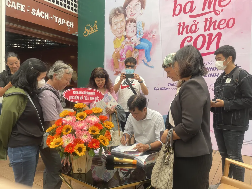 Nhà thơ Lê Minh Quốc ký tặng sách cho độc giả. Ảnh: THUỶ TÂM Nhà thơ Lê Minh Quốc ký tặng sách cho độc giả. Ảnh: THUỶ TÂM