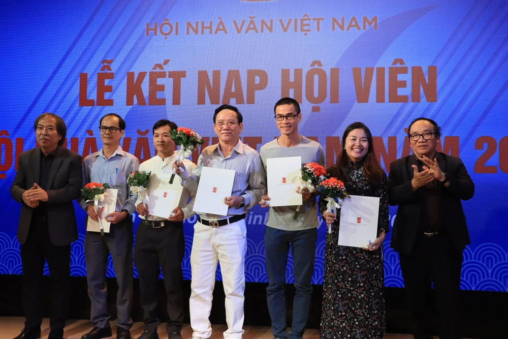 Hội nhà văn Việt Nam kết nạp 7 hội viên mới tại TP.HCM. Ảnh: HÀ NGUYỄN