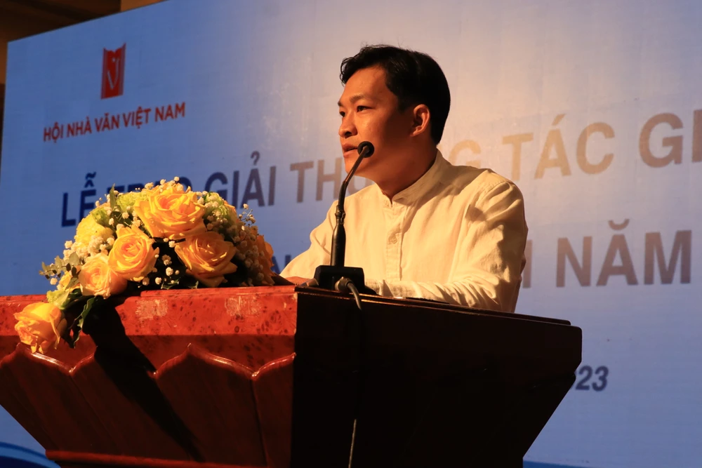 Chia sẻ sau khi nhận giải, nhà thơ trẻ Trần Đức Tín cho biết, thơ đã đến với anh trong những lúc kiệt cùng nhất, trong bóng tối mịt mù, chỉ có thơ vẫn ở lại, không rời bỏ. Chính thơ đã cho anh niềm tin vào con người. Ảnh: HÀ NGUYỄN