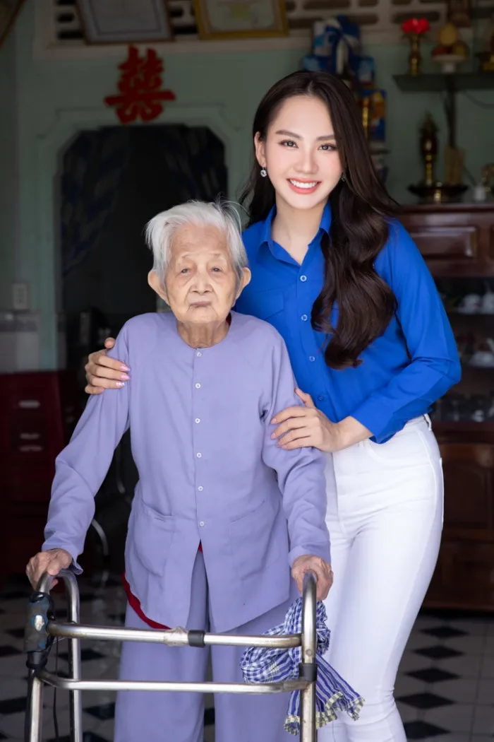 Hoa hậu Mai Phương tri ân mẹ Việt Nam Anh hùng tại quê nhà Đồng Nai. Ảnh: FBNV