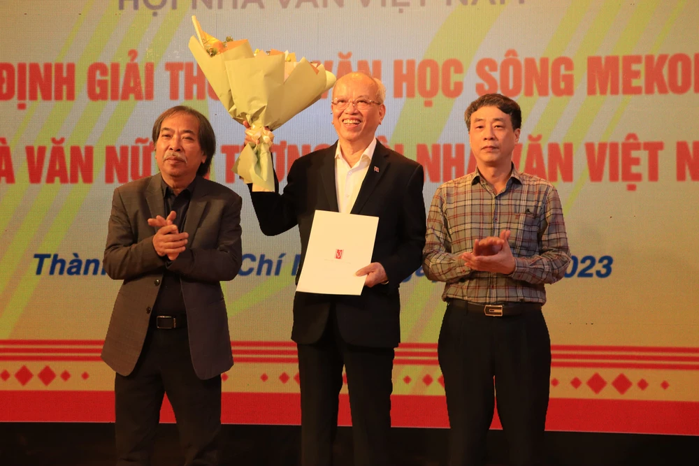 Đồng thời, trao giải thưởng Sông Mekong năm 2022 cho nhà văn Trình Quang Phú với tập bút ký "Ký sự xứ người". Cùng đoạt giải năm nay còn có nhà văn Nguyễn Bắc Sơn với tiểu thuyết Lính tăng, đã được trao trước đó tại Hà Nội. Ảnh: HÀ NGUYỄN