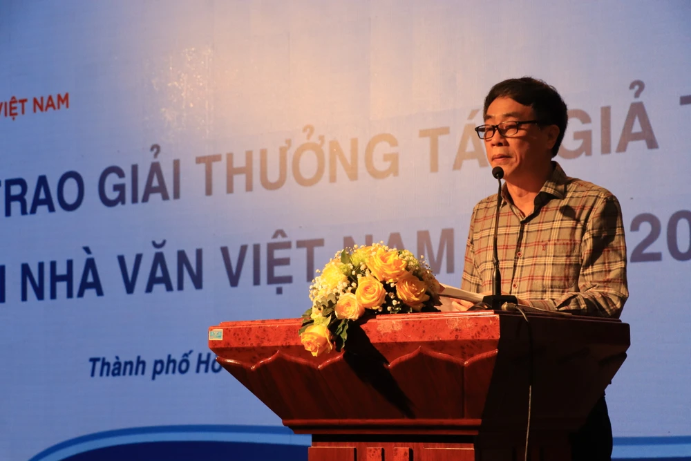 Nhà văn Nguyễn Bình Phương phát biểu tại chương trình. Ảnh: HÀ NGUYỄN
