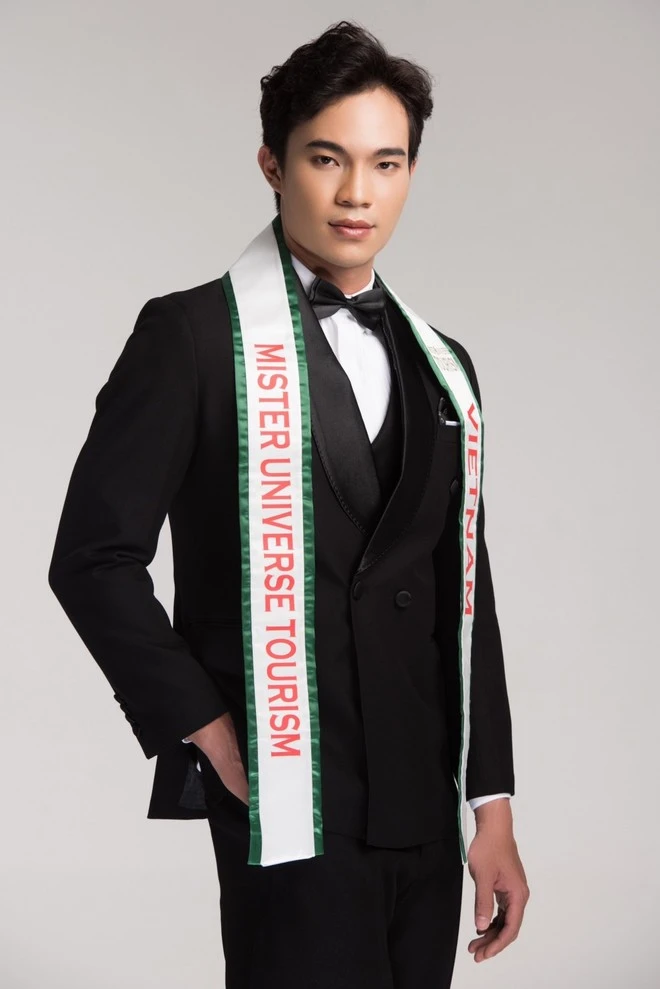 Huỳnh Võ Hoàng Sơn sở hữu chiều cao 1m85, nặng 80kg, được đánh giá không chỉ có chiều cao vượt trội mà còn sở hữu hình thể chuẩn. Anh hiện đang là bác sĩ tại Khoa bỏng - Vi phẫu tạo hình Bệnh viện Quân y 175. Ảnh: NVCC