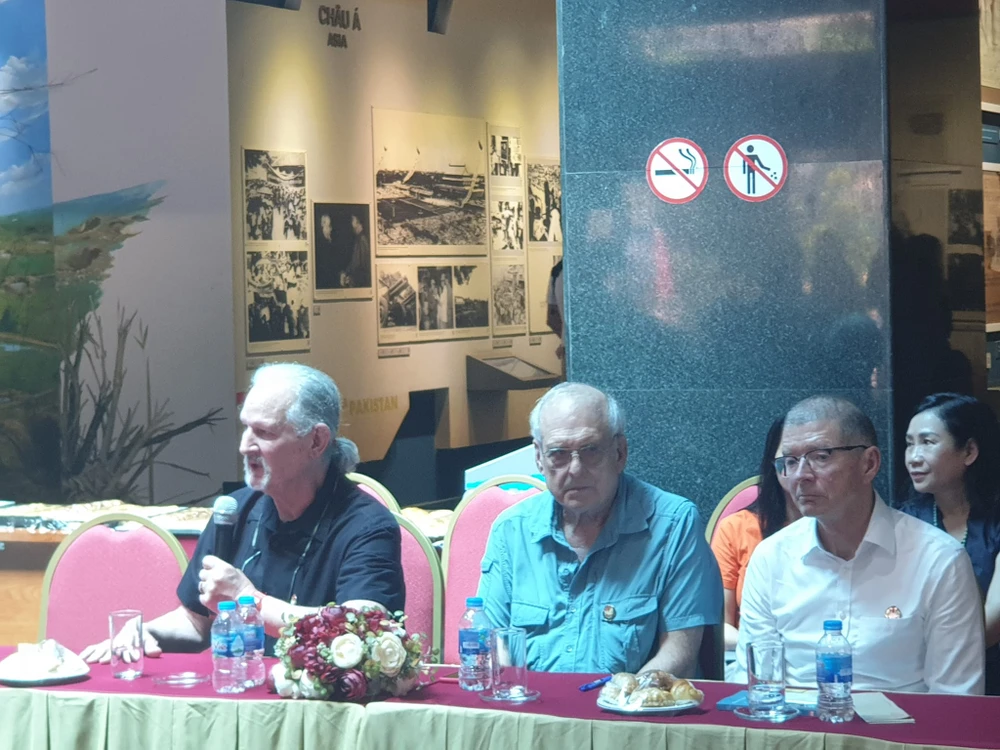 Ông John Kent, sĩ quan Hải quân Hoa Kỳ chia sẻ tại chương trình. Ảnh: HÀ NGUYỄN