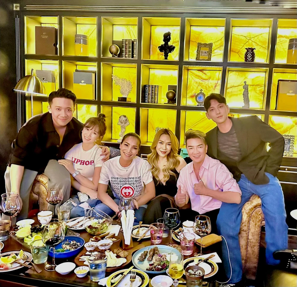 Bữa tiệc của Đàm Vĩnh Hưng có sự tham gia của Hồng Ngọc, Mỹ Tâm, Isaac, vợ chồng Hari Won - Trấn Thành. Trong các bức ảnh, Mỹ Tâm luôn ngồi cạnh Đàm Vĩnh Hưng hoặc bé Polo Huỳnh con trai của Mr. Đàm. Ảnh: FBNV