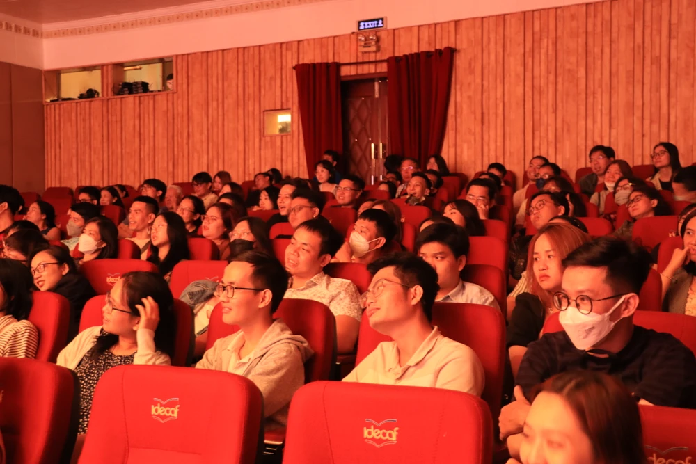 Sân khấu IDECAF kín khán giả tối 2-3. Ảnh: HÀ NGUYỄN