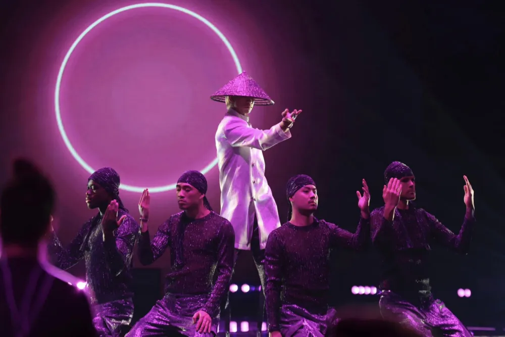 Trong đêm chung kết, Trọng Hiếu thể hiện ca khúc Dare to be different với thông điệp về sự khác biệt và được nhiều khán giả hưởng ứng, cổ vũ. Ảnh: NSCC