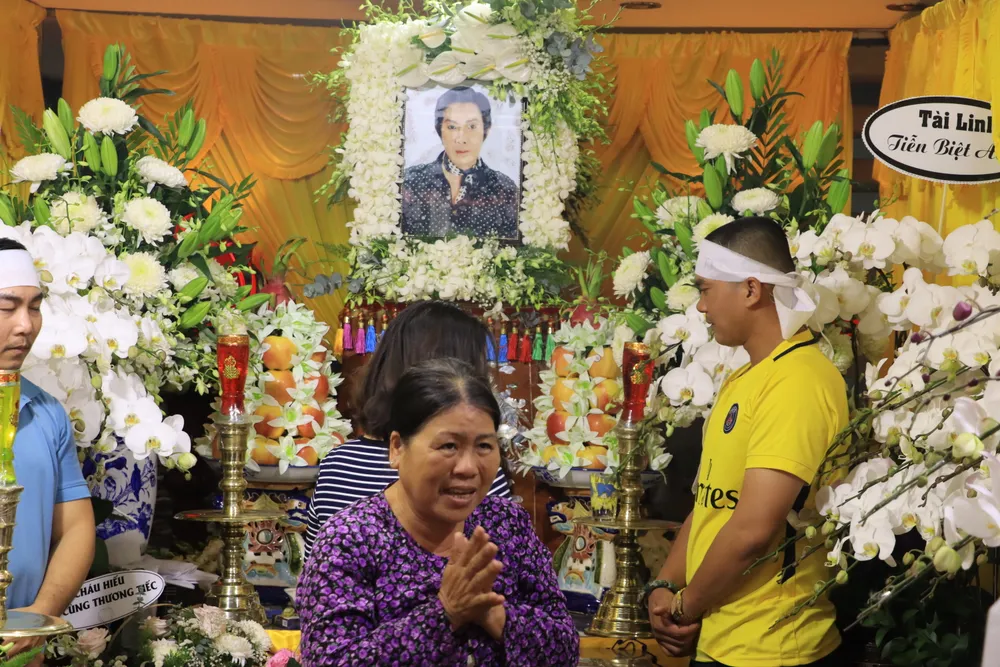 Bà Ngọc Châu đến thắp nhang cho NSƯT Vũ Linh. Ảnh: H.N