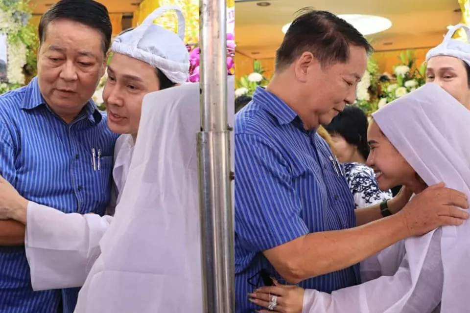 Ông Tôn Thất Cần, Phó chủ tịch Hội Sân khấu TP.HCM chia buồn cùng NSUT Vũ Luân và NS Bình Tinh. Ảnh: HÀ NGUYỄN.