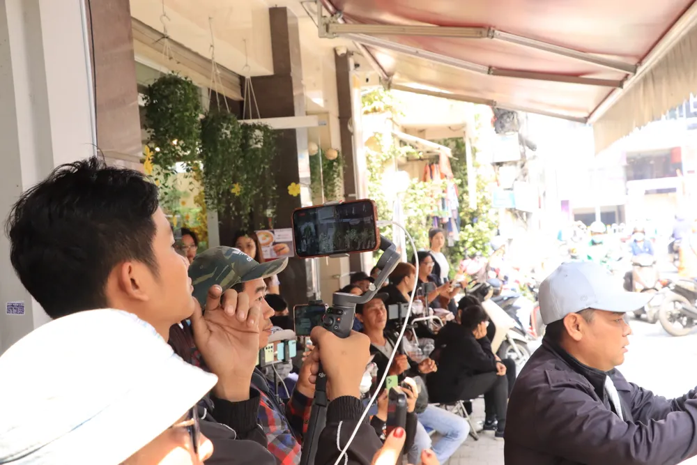 Đông đảo Youtuber đến livestream đám tang NSƯT Vũ Linh. Ảnh: H.N