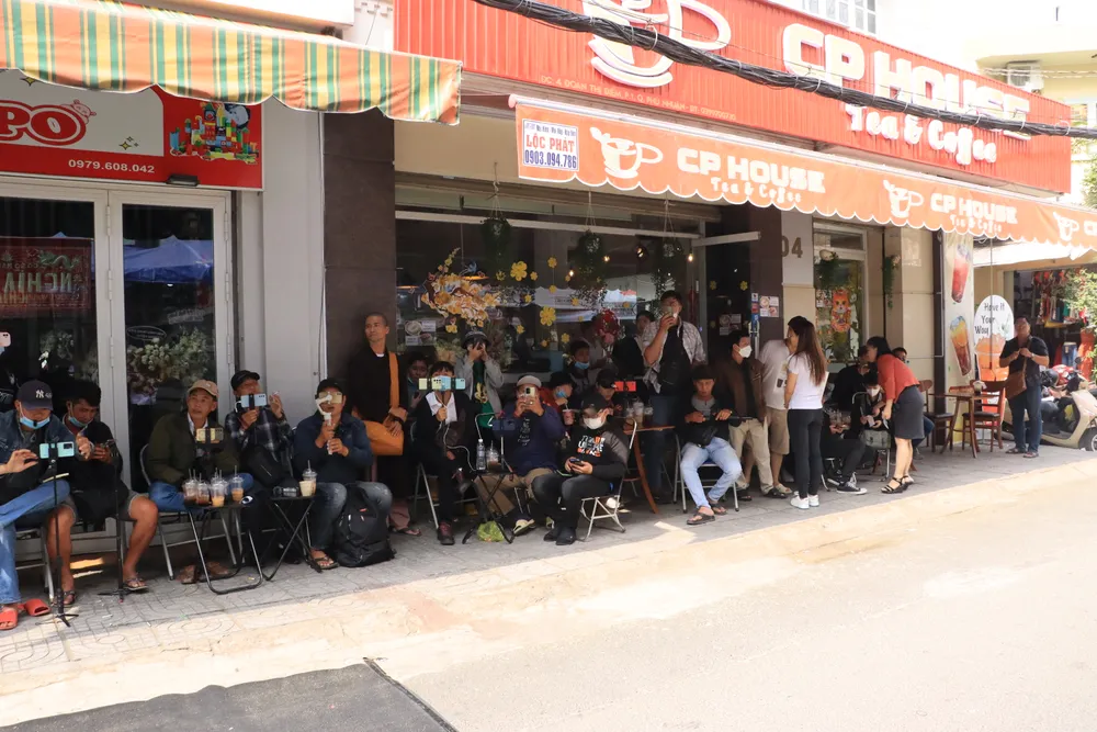 Không ít người bức xúc với các Youtuber. Ảnh: H.N