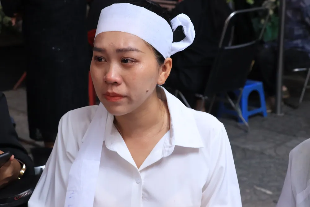 Ca sĩ Hồng Phượng tại đám tang. Ảnh: HÀ NGUYỄN