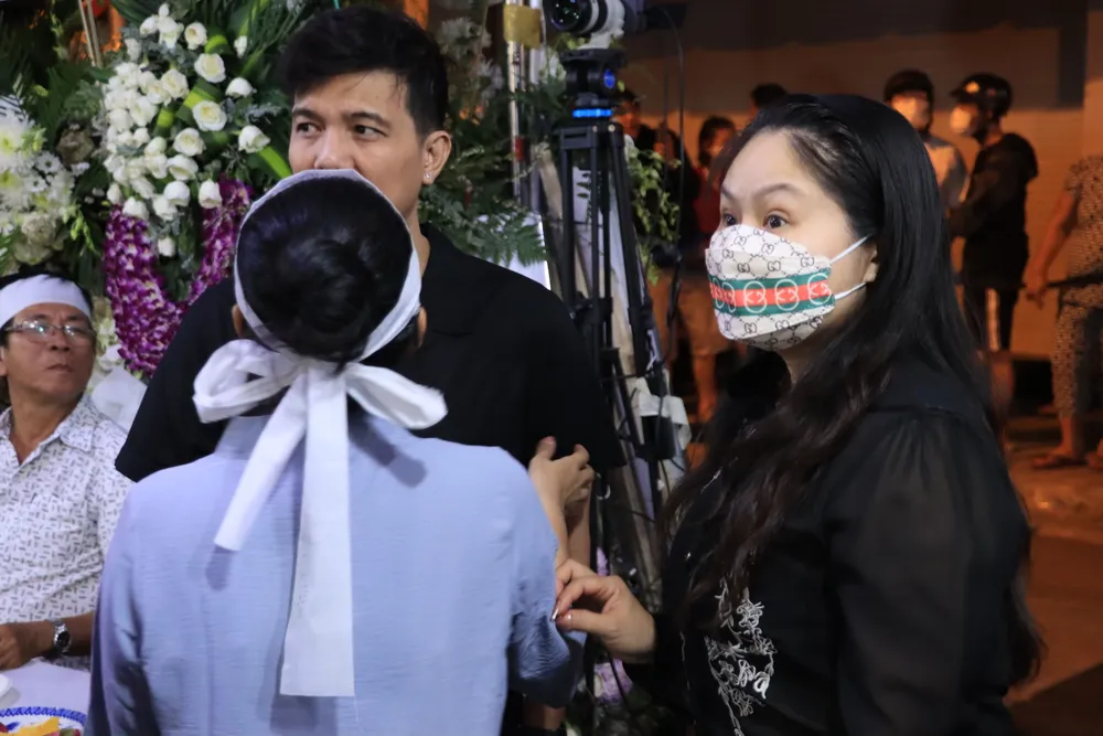 Nghệ sĩ Điền Trung và Lê Thanh Thảo viếng thăm NSƯT Vũ Linh. Ảnh: H.N