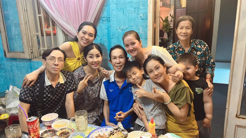 NSƯT Vũ Linh vui vầy cùng những người thân trong gia đình. Ảnh: FB Hồng Phượng