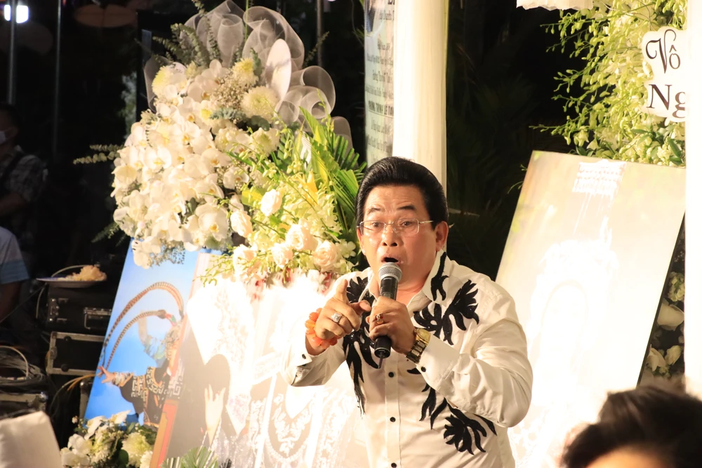 Tại đêm nhạc, nghệ sĩ Ngân Tuấn đã sáng tác ba câu vọng cổ 'Nhớ anh Năm' để tiễn biệt nghệ sĩ Vũ Linh.