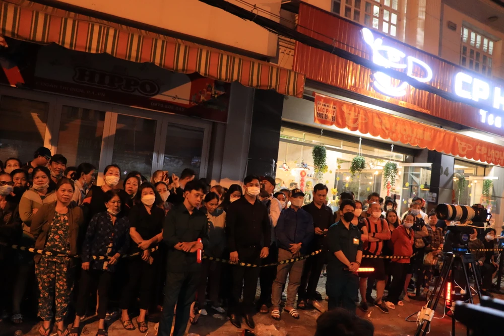 Khán giả vẫn đứng chờ nghệ sĩ dù đã hơn 1h sáng. Ảnh: H.N