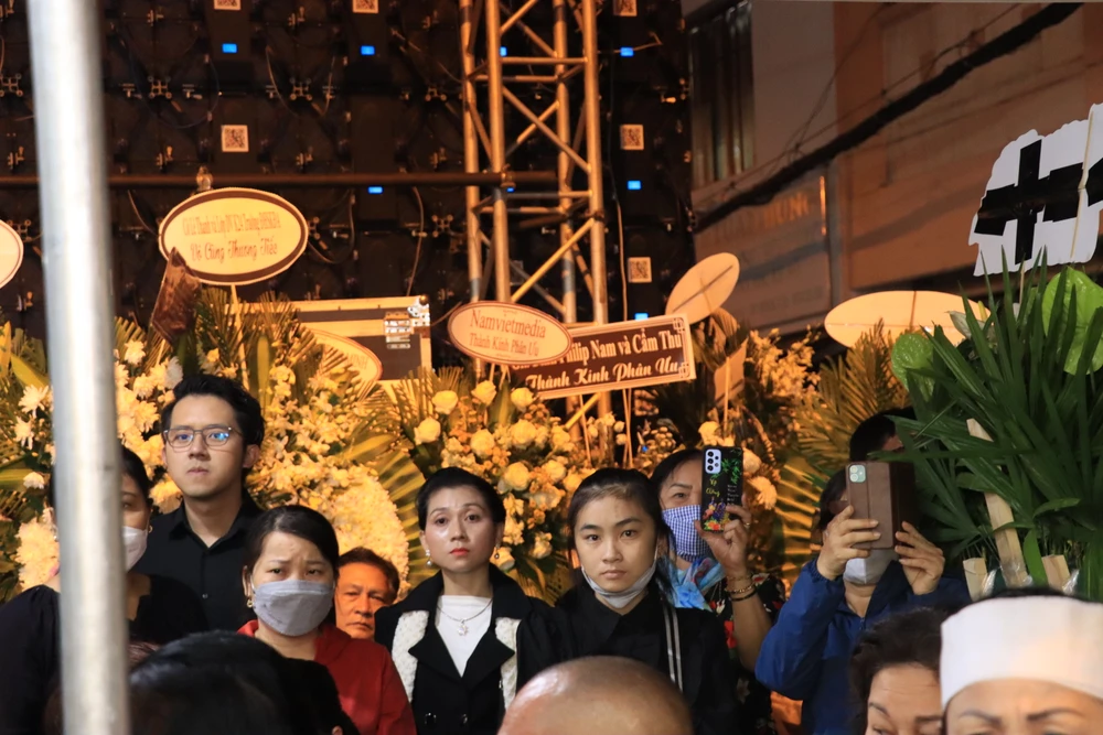 Chị T.H (thứ 4 từ phải qua) hỗ trợ đám tang NSƯT Vũ Linh. Ảnh: H.N