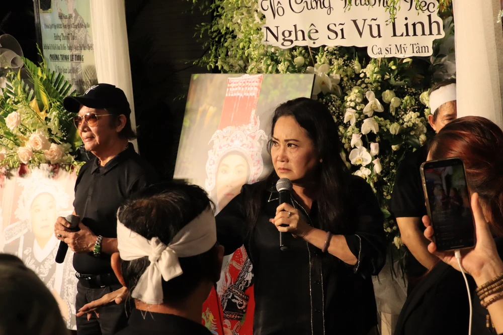 Cùng NS Vương Linh hát lại hai câu trong vở Truyền thuyết về tình yêu, nghệ sĩ Thanh Hằng chia sẻ: "Trích đoạn này Thanh Hằng được nghệ sĩ Vũ Linh hướng dẫn hát, lúc đó là lần đầu làm việc cùng anh. Thời điểm đó Thanh Hằng 22 tuổi, giờ đã ngoài 60". Ảnh: H.N