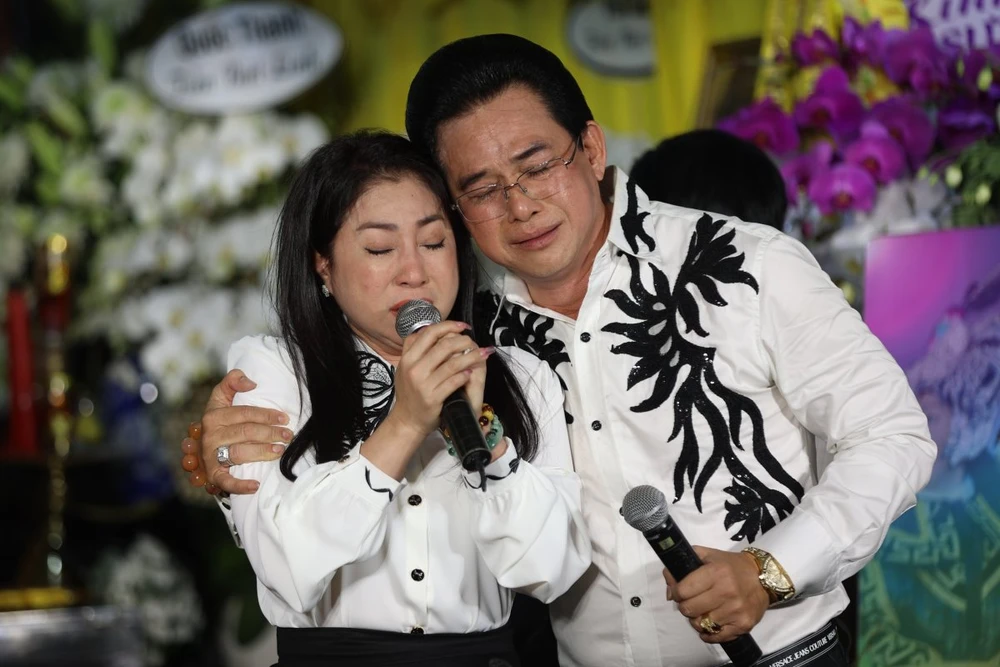 Dù sức khỏe hiện không tốt nhưng nghệ sĩ Thoại Mỹ cũng cố gắng hát lần cuối tiễn đưa người anh, người đồng nghiệp về nơi an nghỉ cuối cùng.