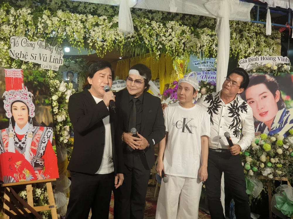 Từ trái sang: NSƯT Kim Tử Long, NS Linh Tâm, NSƯT Vũ Luân, Ngân Tuấn thể hiện "Võ Đông Sơ, Bạch Thu Hà". Ảnh: H.N