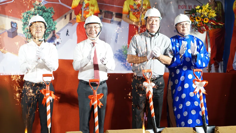 Các đại biểu thực hiện nghi thức khởi công. Ảnh: HÀ NGUYỄN Các đại biểu thực hiện nghi thức khởi công. Ảnh: HÀ NGUYỄN