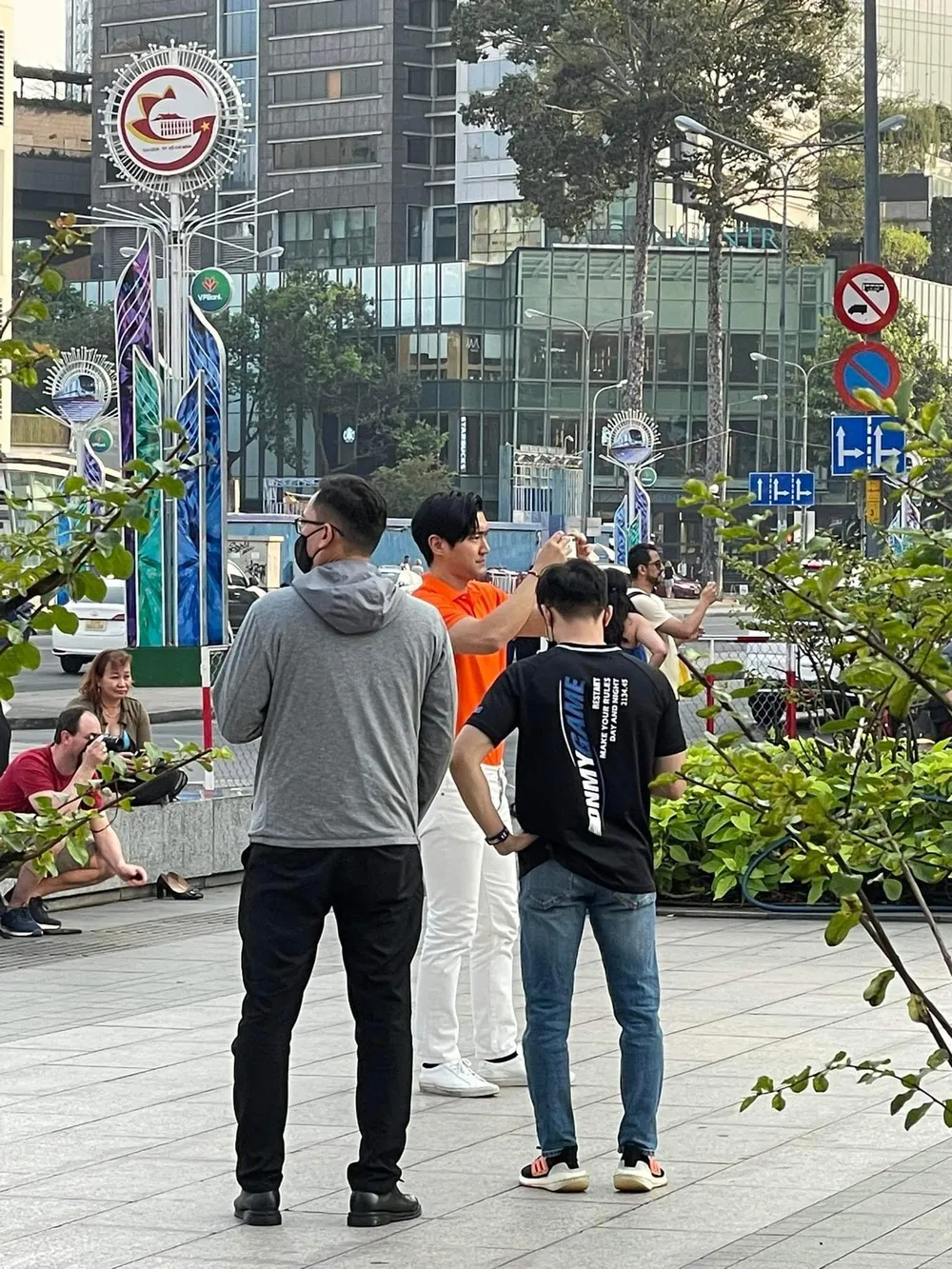 Choi Si Won được fan chụp lại khi đi dạo trên phố Đi bộ Nguyễn Huệ. Ảnh: SJVN - Super Junior Vietnamese fanpage