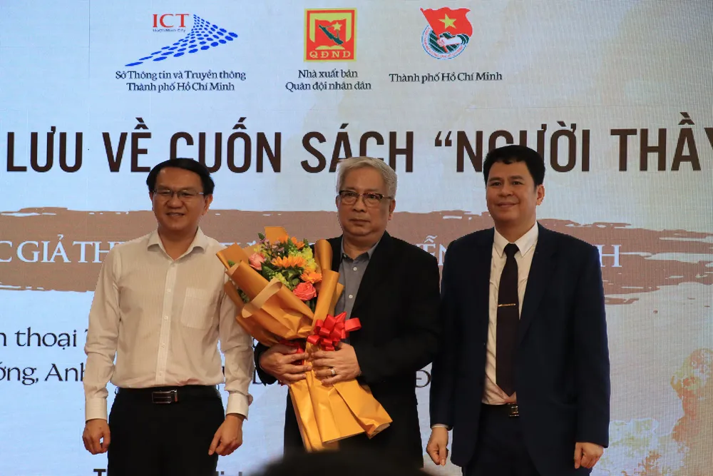 Ông Lâm Đình Thắng, GĐ Sở TTTT cùng đại diện NXB Quân Đội tặng hoa cho tác giả.