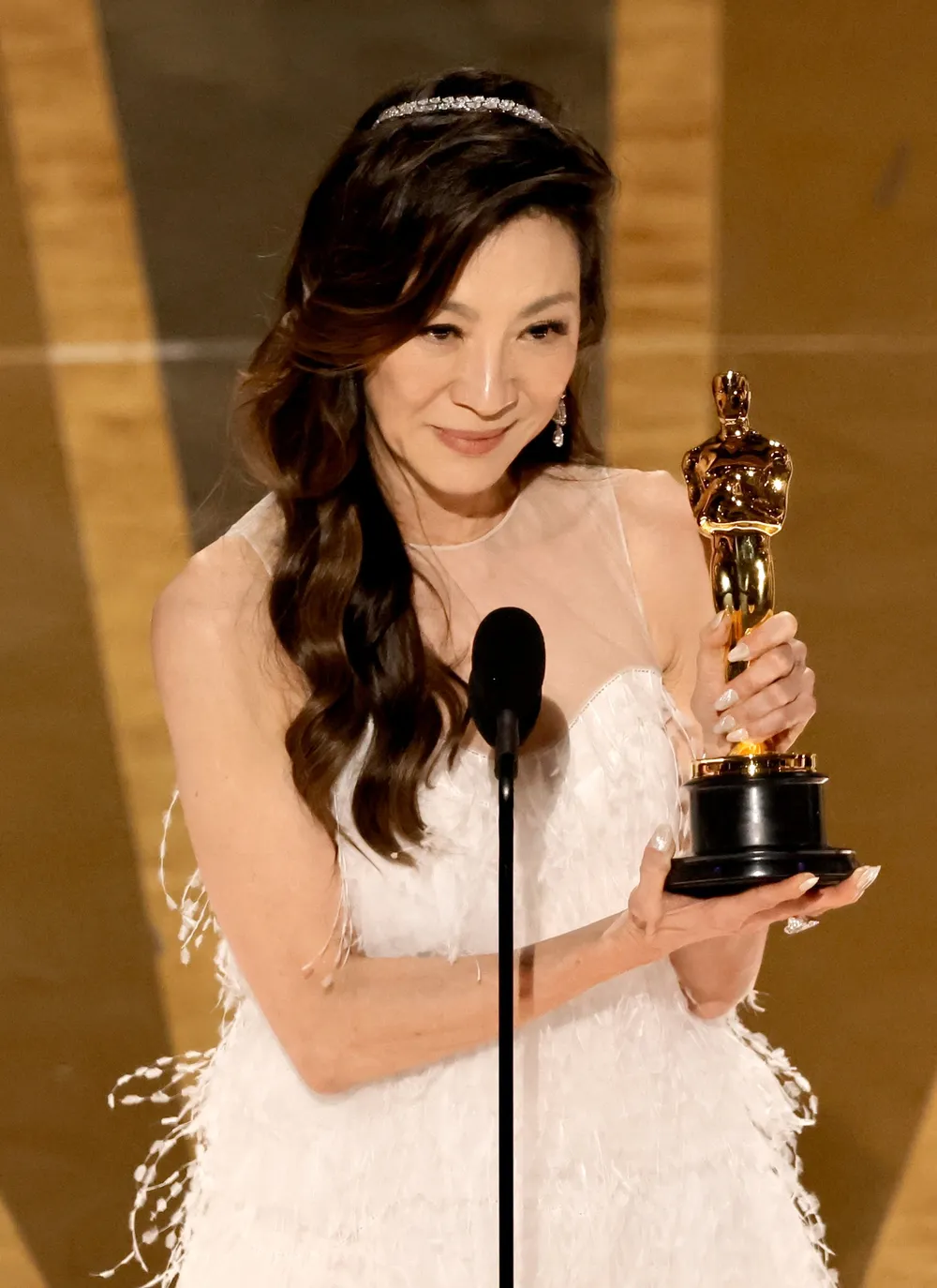 Dương Tử Quỳnh đoạt giải Nữ diễn viên chính xuất sắc nhất tại Oscar 2023. Ảnh: REUTERS