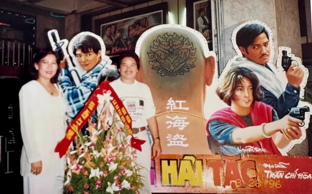 Poster phim Hồng Hải Tặc có Lý Hùng (ngoài cùng bên phải) và Quan Kế Huy (cầm súng bên trái)