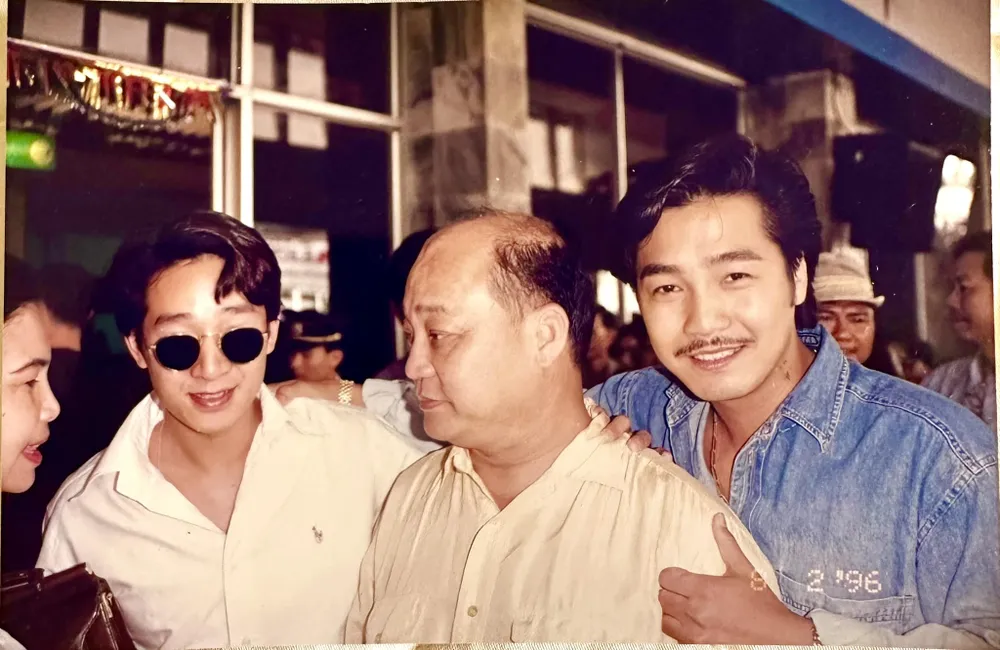Tài tử Lý Hùng và diễn viên Quan Kế Huy (kính đen) chung khung ảnh năm 1996. Ảnh: FBNV