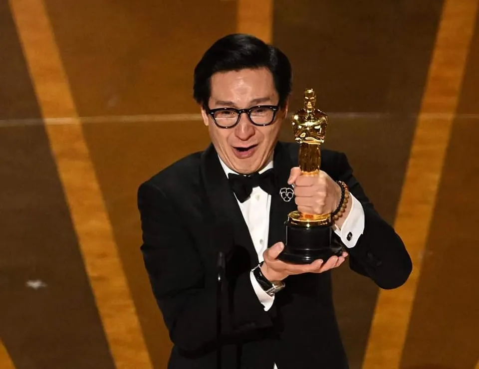 Quan Kế Huy đoạt giải Nam diễn viên phụ xuất sắc nhất tại Oscar 2023. Ảnh: REUTERS