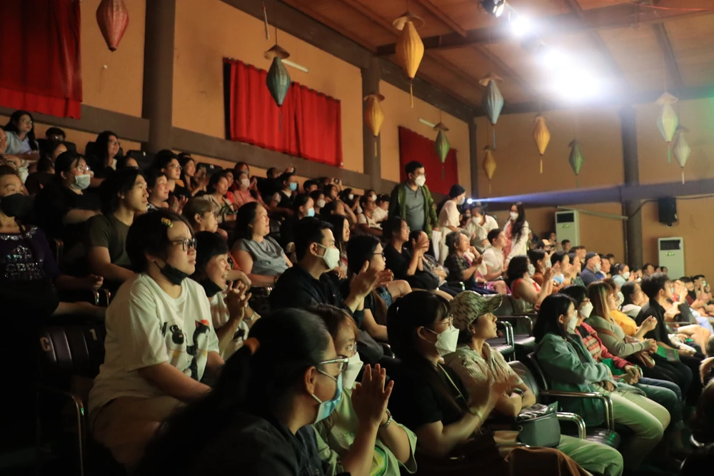 Ngay từ lúc bắt đầu khán phòng nhà hát Nụ cười đã được lấp kín khán giả.