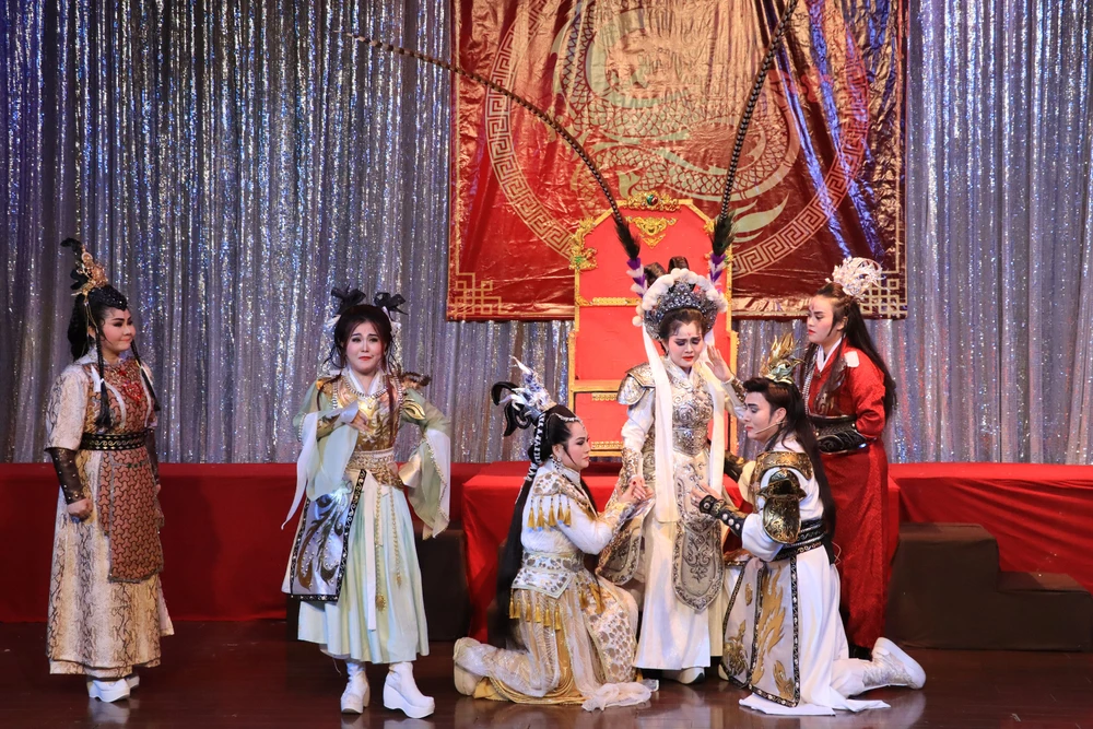 Vở "Long Lân Quy Phụng" sau 30 năm có sự tham gia của nhiều thế hệ Đồng ấu Bạch Long. Ảnh: HÀ NGUYỄN