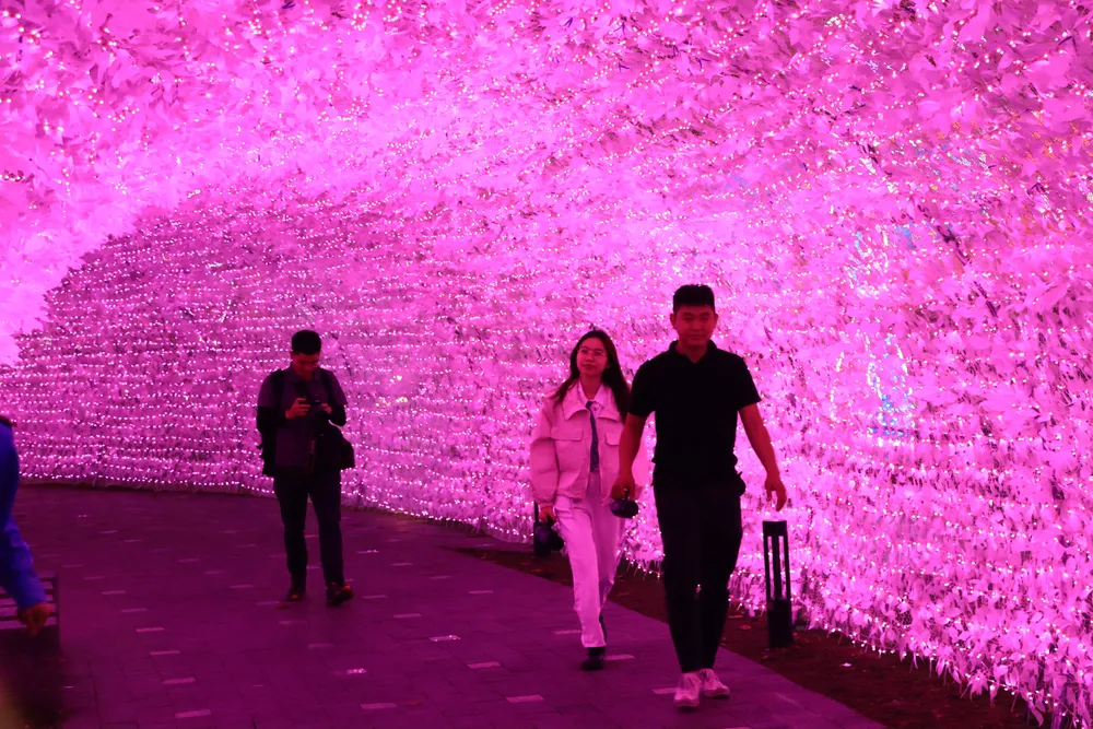 Mái vòm đèn LED là địa điểm lý tưởng đến giới trẻ check-in. Ảnh: HÀ NGUYỄN