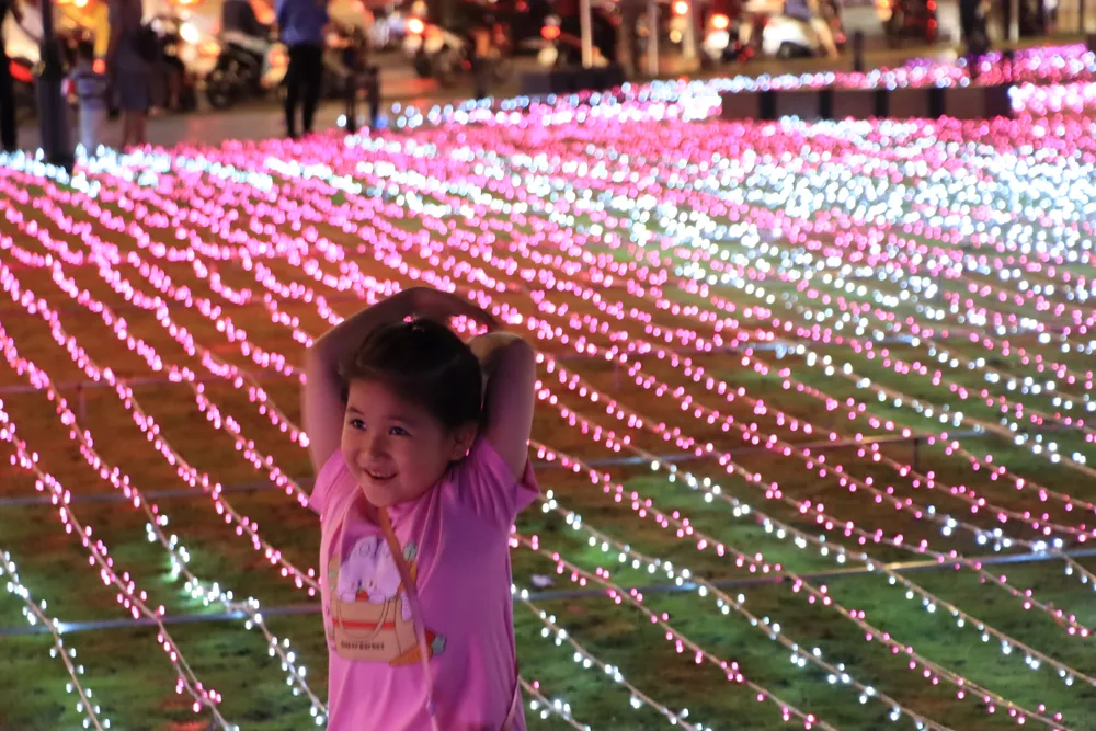 Nhiều trẻ em được bố mẹ đưa đến để ghi lại hình ảnh cùng dàn đèn LED. Ảnh: H.N