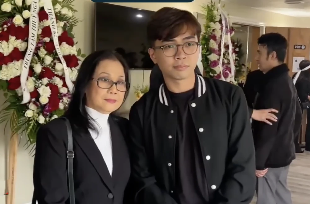 NS Tài Linh cùng Minh Dự đến viếng NSND Diệp Lang. Ảnh: Chụp màn hình