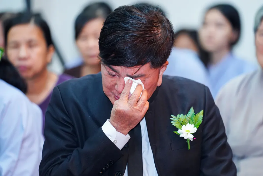 NSƯT Châu Thanh bật khóc trong giây phút tụng kinh cầu siêu cho cố nghệ sĩ Diệp Lang. Ảnh: X.P NSƯT Châu Thanh bật khóc trong giây phút tụng kinh cầu siêu cho cố nghệ sĩ Diệp Lang. Ảnh: X.P