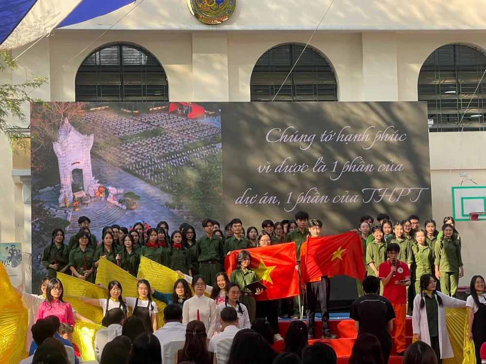 Các tiểu đội vui mừng chụp hình lưu niệm sau khi hoàn thành xong tiết mục. Ảnh THỦY TÂM