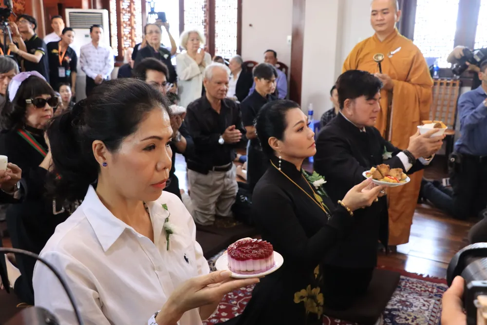 Nghệ sĩ Châu Thanh, Ngọc Huyền thực hiện nghi thức cúng cơm cho nghệ sĩ Diệp Lang trong lễ tưởng niệm. Ảnh: H.N