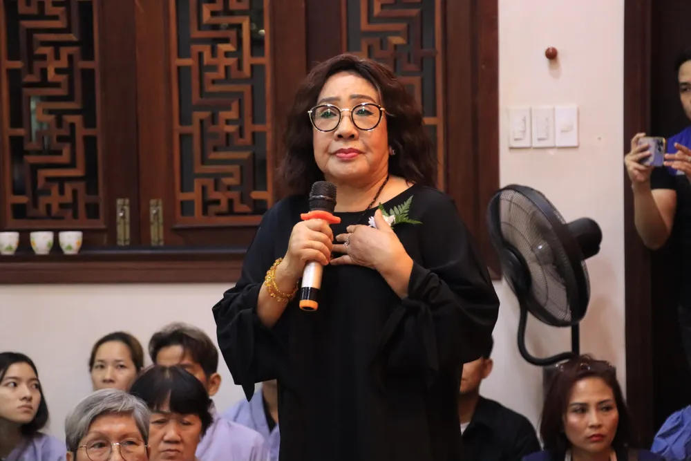 NSND Lệ Thủy nghẹn ngào nhớ về những kỷ niệm với NSND Diệp Lang. Ảnh: H.N