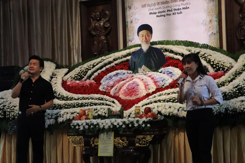 Vợ chồng nghệ sĩ Lê Tứ - Hà Như hát tiễn biệt NS Diệp Lang. Ảnh: H.N