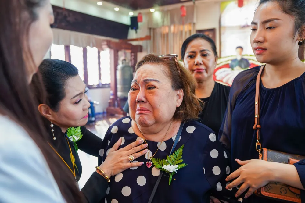 NSND Ngọc Giàu bật khóc nức nở khi nhớ về những kỷ niệm với đàn anh quá cố. Cả hai từng gắn bó quãng thời gian dài, thấu rõ những vinh quang lẫn đoạn trường của nghiệp cầm ca. Bà nhớ mãi hình ảnh cuối cùng Diệp Lang trước khi ông từ biệt để sang Mỹ định cư và mong được hội ngộ song cố nghệ sĩ tuổi cao sức yếu nên ước nguyện mãi không thành. Ảnh: Xuân Phước