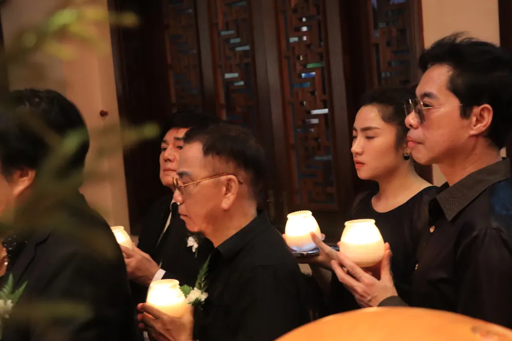 Tối 17-3, các nghệ sĩ thắp nến tưởng nhớ NSND Diệp Lang. Ảnh: H.N