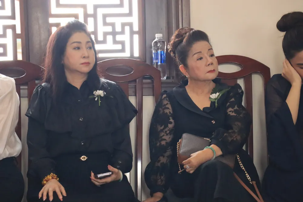 NSND Thoại Miêu và NSƯT Thoại Mỹ tại lễ tưởng niệm. Ảnh: H.N