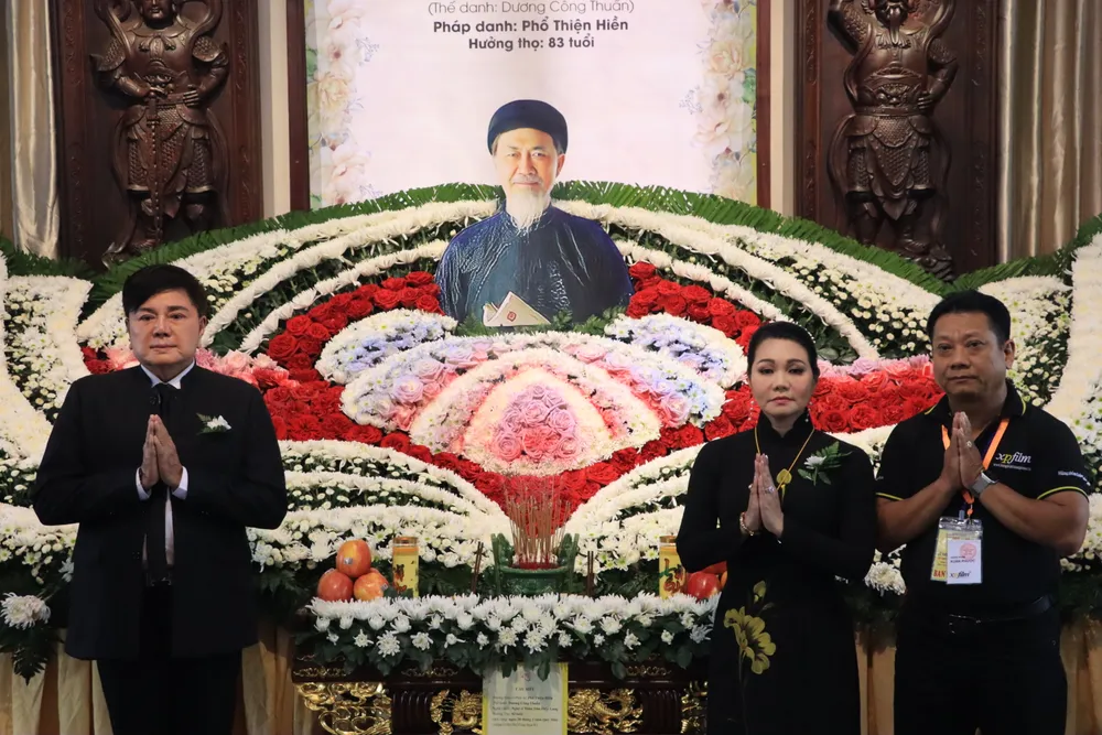 Đây là buổi lễ do đạo diễn Xuân Phước cùng NS Châu Tuấn, Thanh Huyền và đại đức Thích Minh Phú, trụ trì chùa đứng ra tổ chức. Ảnh: HÀ NGUYỄN