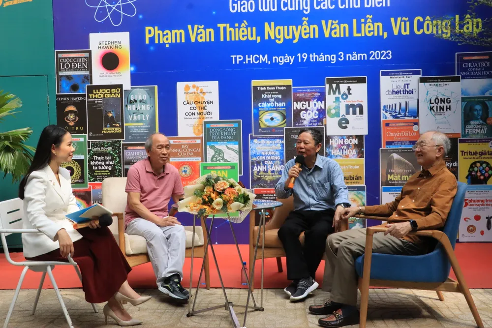 Từ trái sang: ông Nguyễn Văn Liễn, Phạm Văn Thiều và Vũ Công Lập tại buổi giao lưu của NXB Trẻ. Ảnh: HÀ NGUYỄN Từ trái sang: ông Nguyễn Văn Liễn, Phạm Văn Thiều và Vũ Công Lập tại buổi giao lưu của NXB Trẻ. Ảnh: HÀ NGUYỄN
