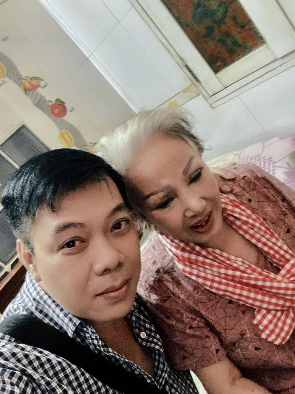 Ca sĩ Vỹ Khang và mẹ nuôi, nghệ sĩ Hồng Nga. Ảnh: FBNV