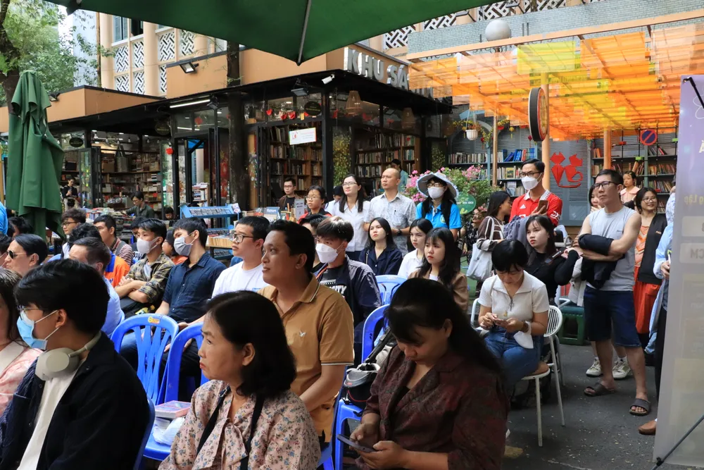 Đông đảo khán giả tham gia buổi giao lưu Đông đảo khán giả tham gia buổi giao lưu