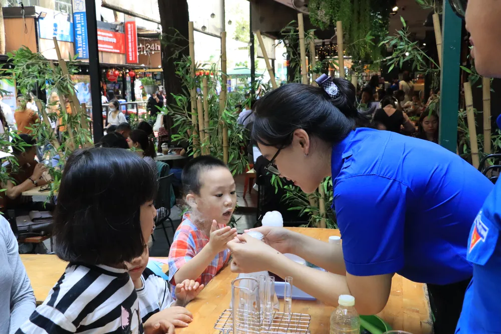 Nhiều trẻ thích thú với các phản ứng Hoá học cơ bản Nhiều trẻ thích thú với các phản ứng Hoá học cơ bản