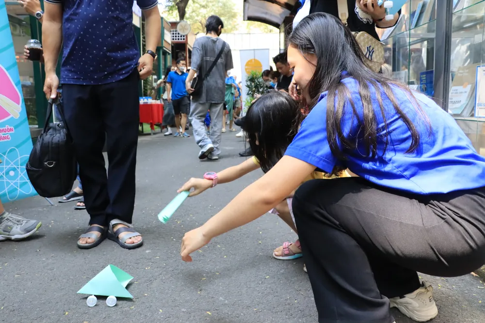 Các đoàn viên hướng dẫn cho trẻ làm xe phong lực và cho trẻ thử thành quả của mình. Ảnh: H.N Các đoàn viên hướng dẫn cho trẻ làm xe phong lực và cho trẻ thử thành quả của mình. Ảnh: H.N